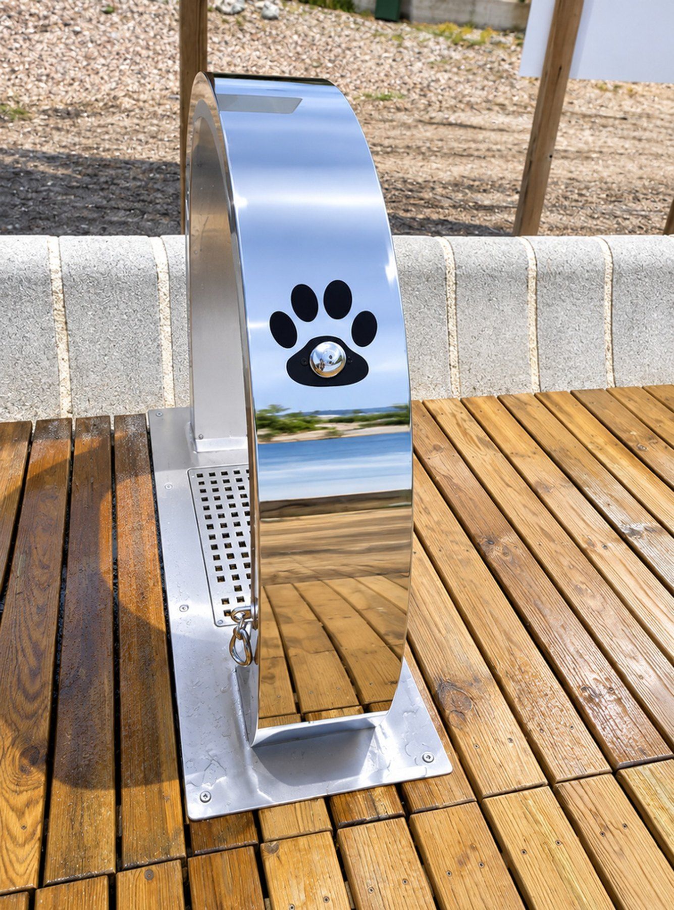Personnalisation d'une douche canine LUMAYA Care Park avec un pictogramme patte en vinyle